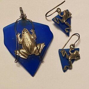 Handmade pendant and earrings with silver frogs